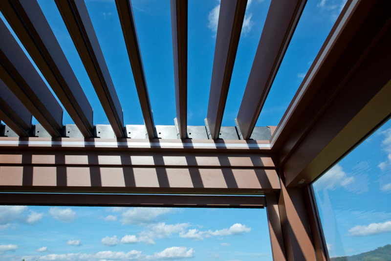 Toldo de jardín de aluminio impermeable resistente al viento de pie independiente retráctil eléctrico motorizado de metal al aire libre