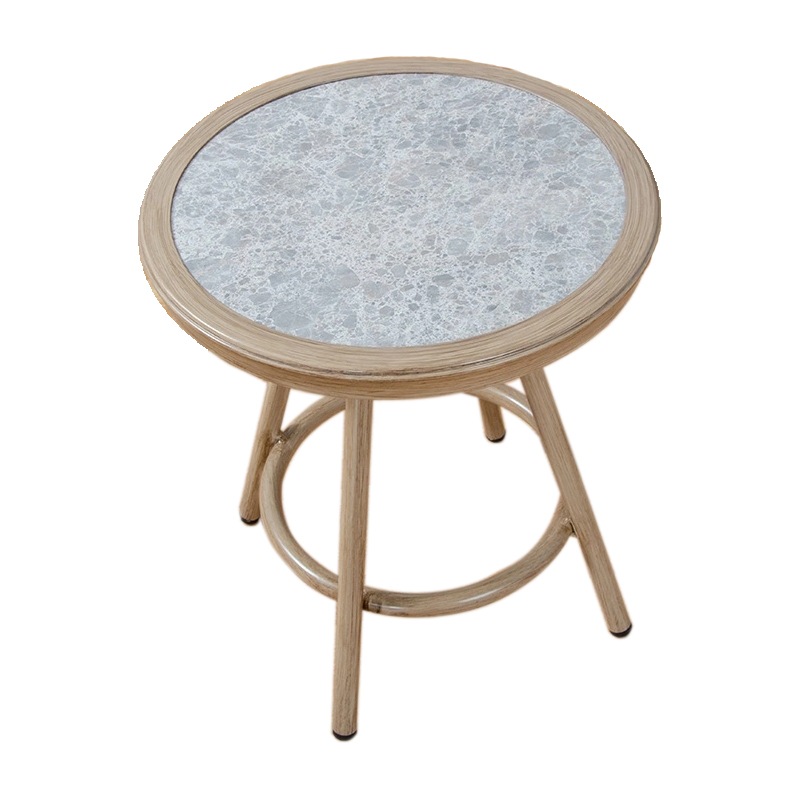 Balcón de casa tranquilamente al aire libre Café Biblioteca Mesas y sillas tranquilas Muebles de ratán tejidos de colores cálidos