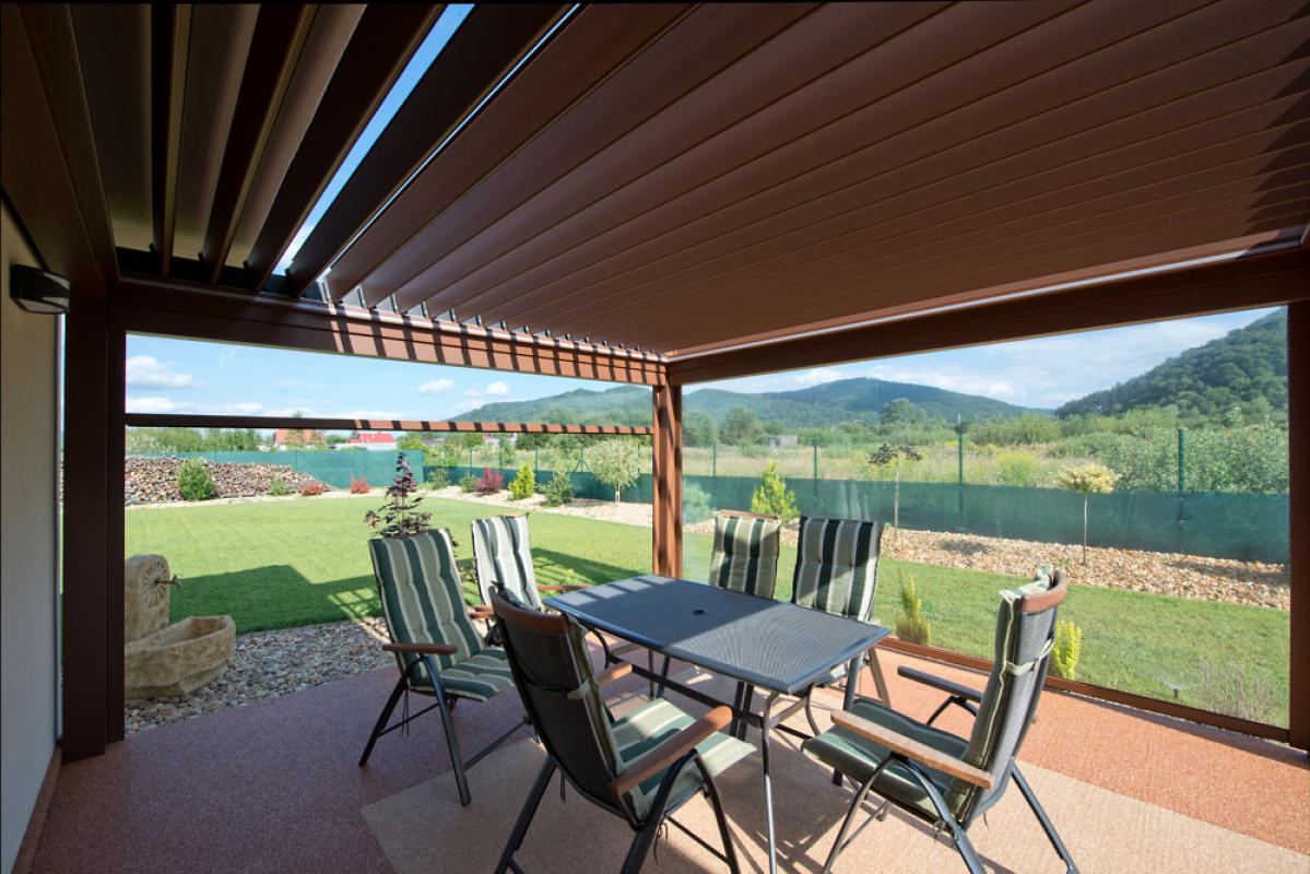 Toldo de jardín de aluminio impermeable resistente al viento de pie independiente retráctil eléctrico motorizado de metal al aire libre