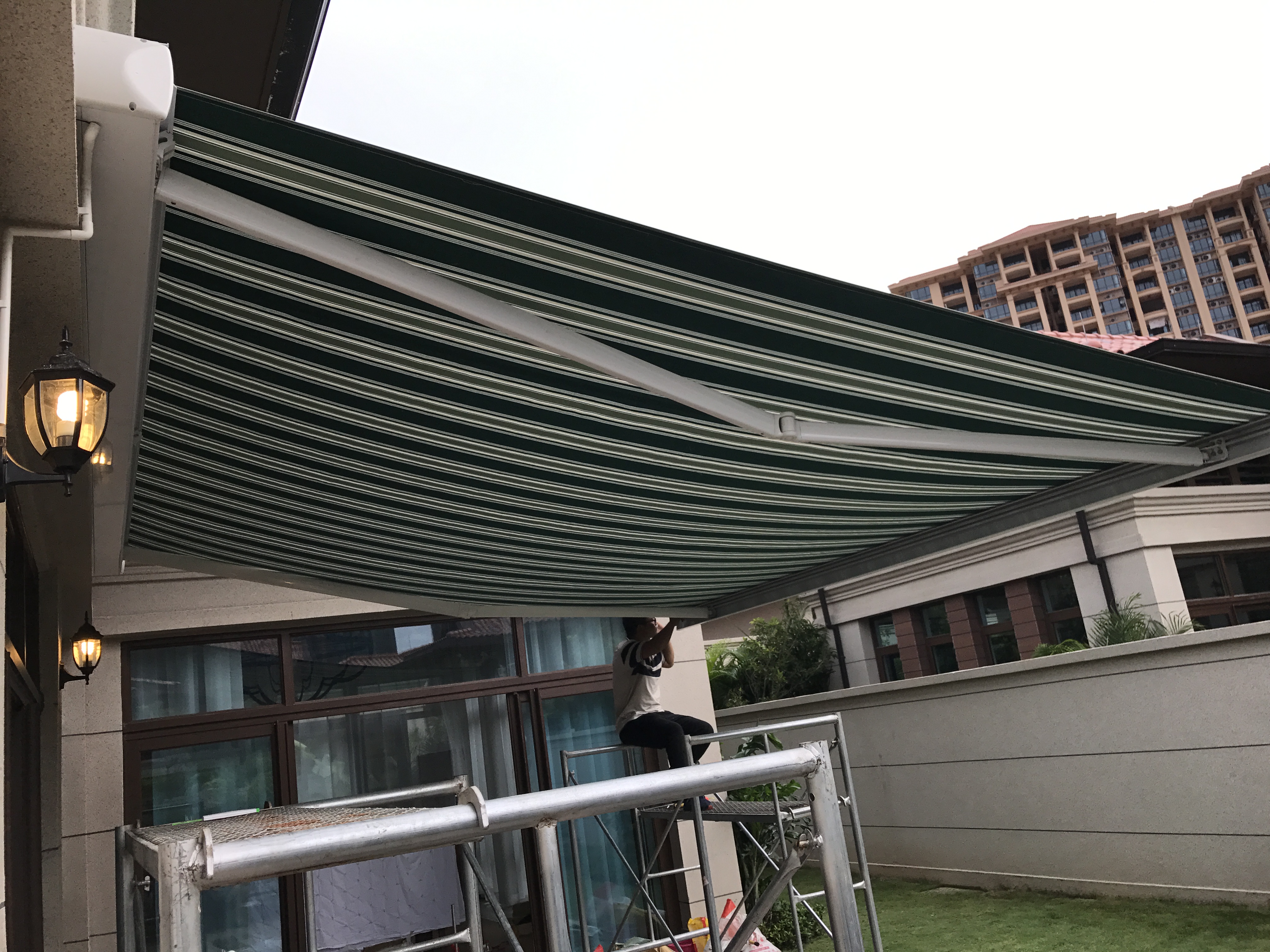 Jardín al aire libre Patio Garaje Metal Aluminio Impermeable Toldo eléctrico vertical retráctil