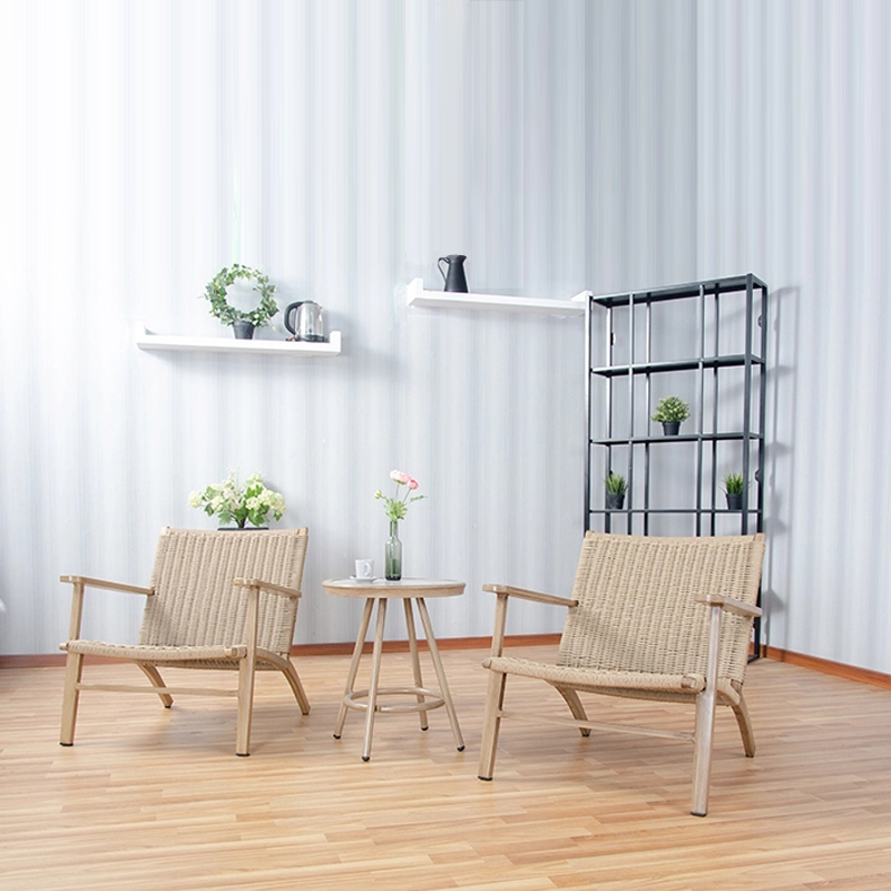 Balcón de casa tranquilamente al aire libre Café Biblioteca Mesas y sillas tranquilas Muebles de ratán tejidos de colores cálidos