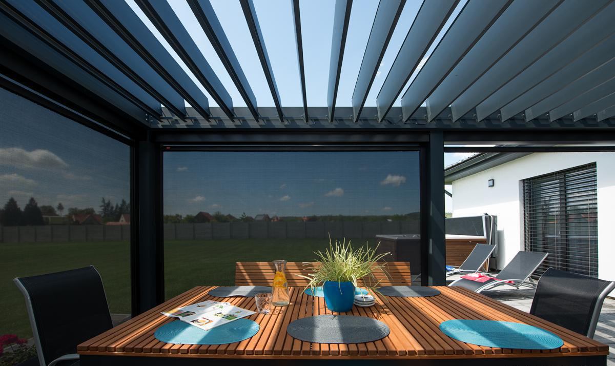 Toldo de jardín de aluminio impermeable resistente al viento de pie independiente retráctil eléctrico motorizado de metal al aire libre