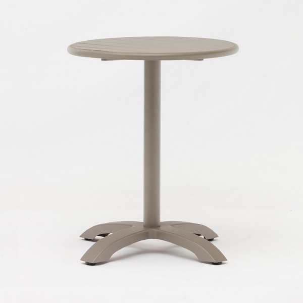 Mesas y sillas de exterior en la terraza.