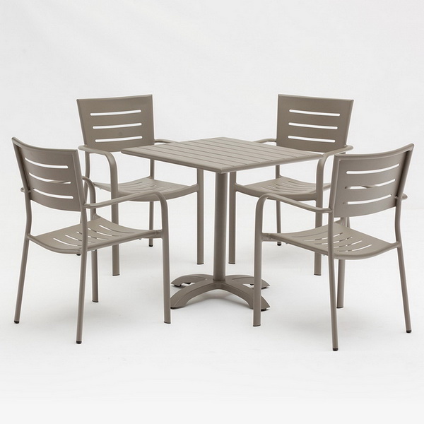 Material de muebles de patio de recreo metal en parques.