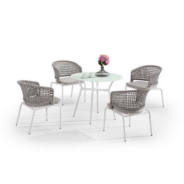 Elección de mesa y sillas de bistró al aire libre en villas