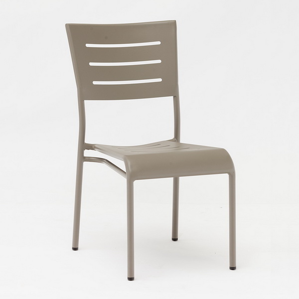 Cómodas sillas café de aluminio