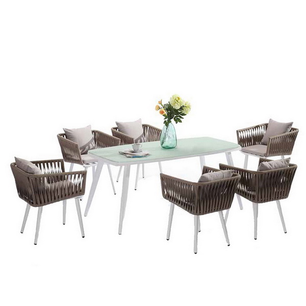 Introducción de material de mesa y silla al aire libre