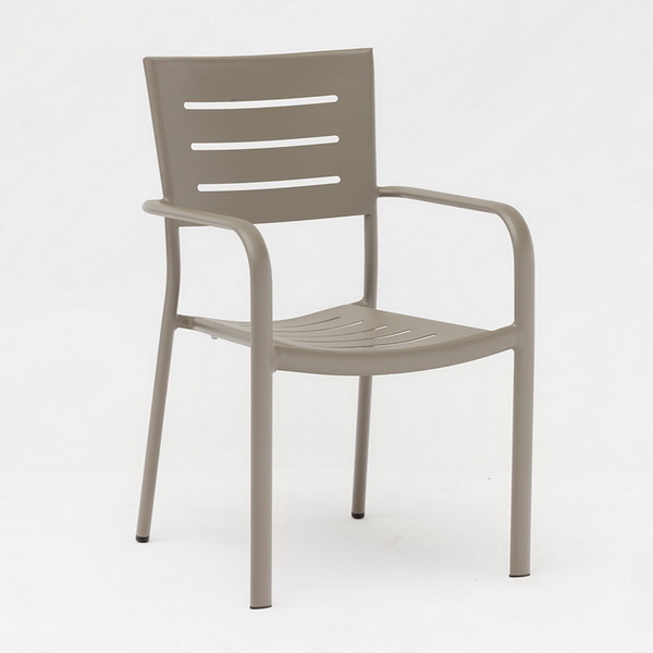 Un hombre ocupó 4 sillas de aluminio al aire libre