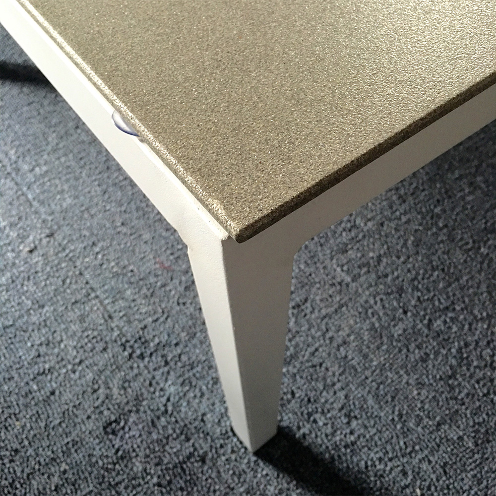Seccional al aire libre de muebles de mimbre gris con conjuntos de chaise