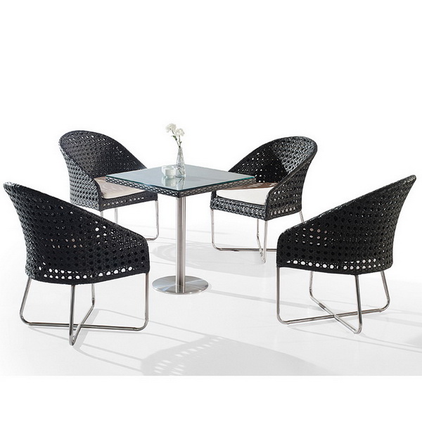 Las sillas coronales se utilizan como sillas al aire libre para juegos de comedor en el patio.