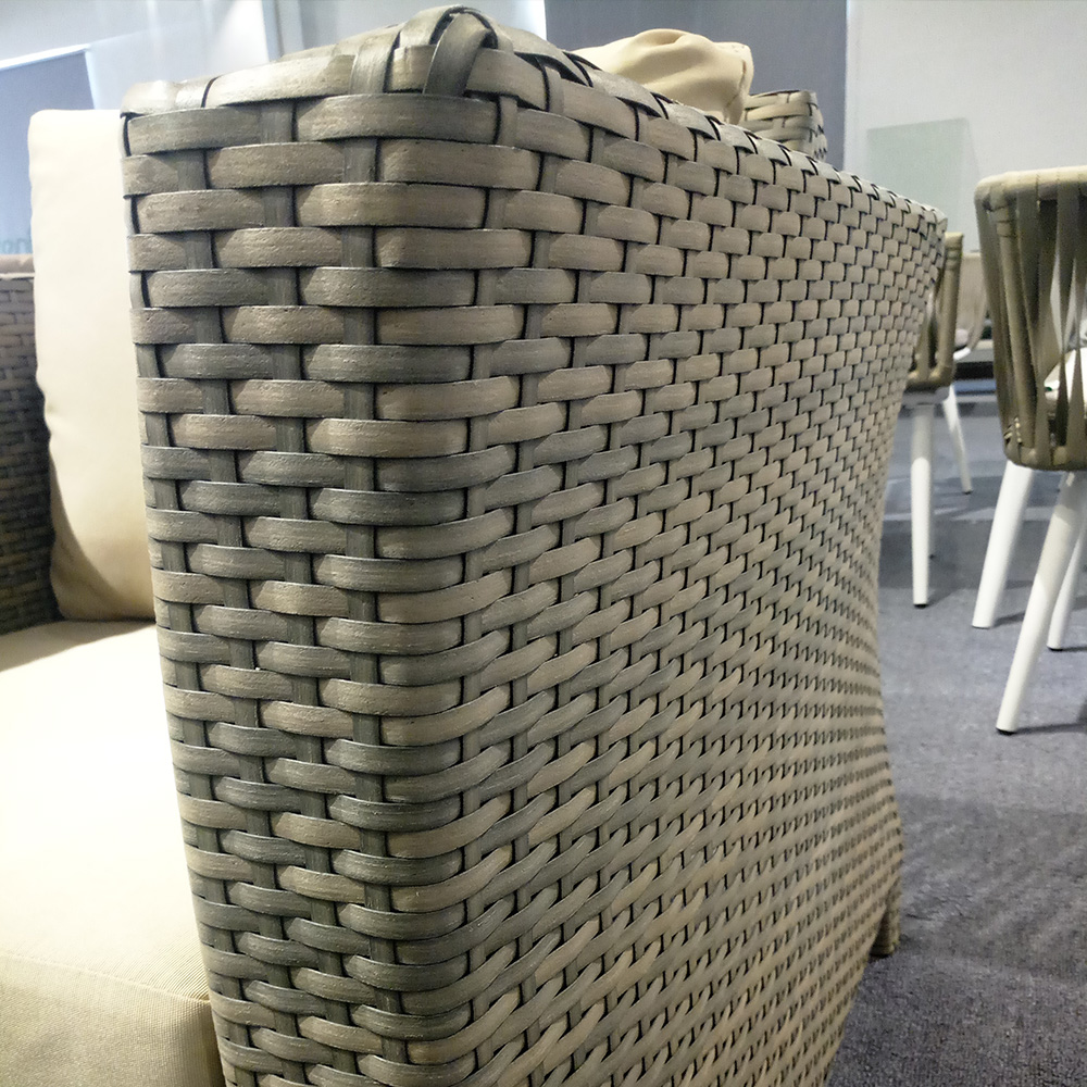 sof&aacute; de mimbre al aire libre